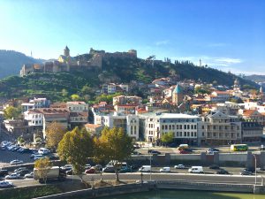 BW_Tiflis_Altstadt_Berg_Sightseen_Cover_Blog