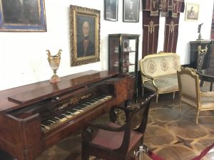 BW_Tiflis_Altes Museum Piano_Blog