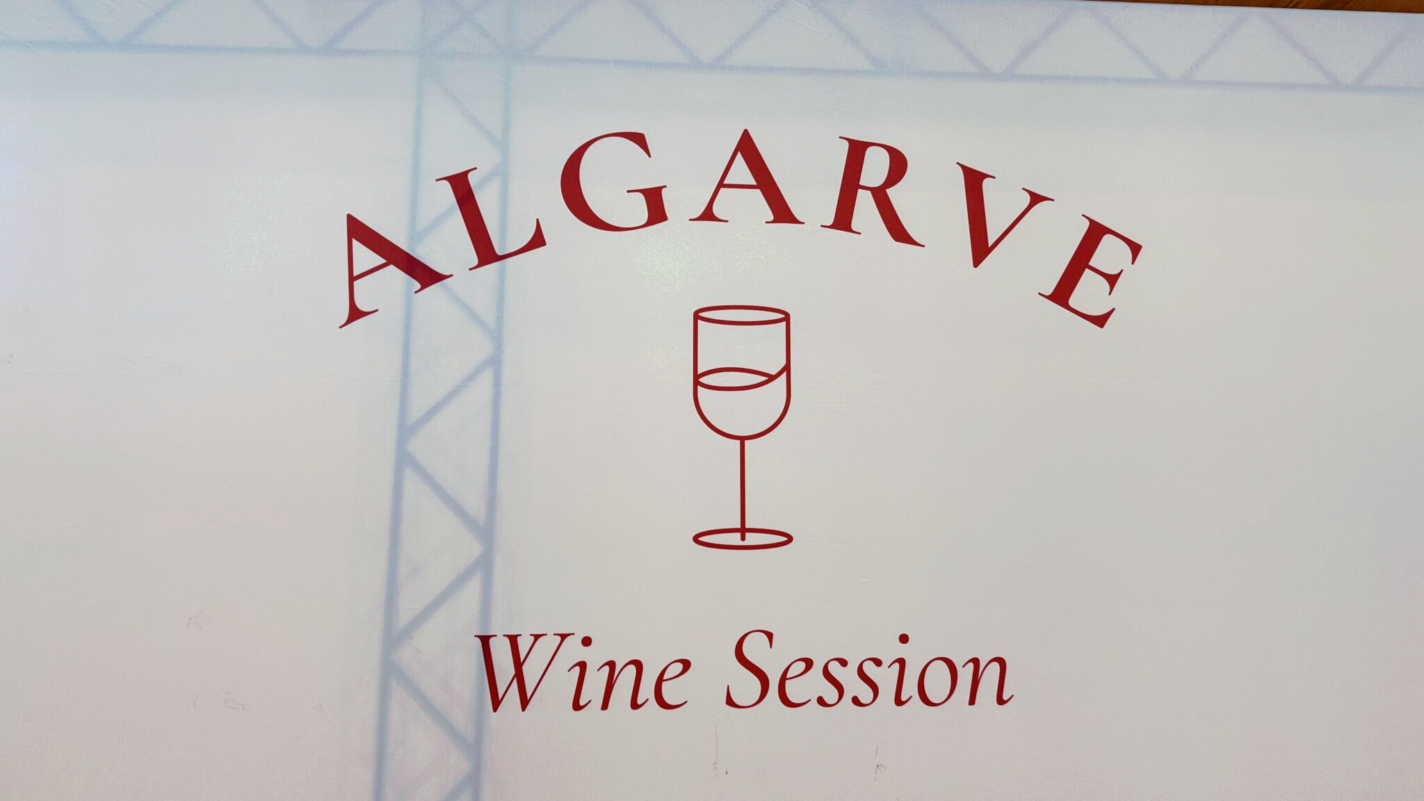 Schriftzug Algarve Wine Session mit stilisiertem Weinglas