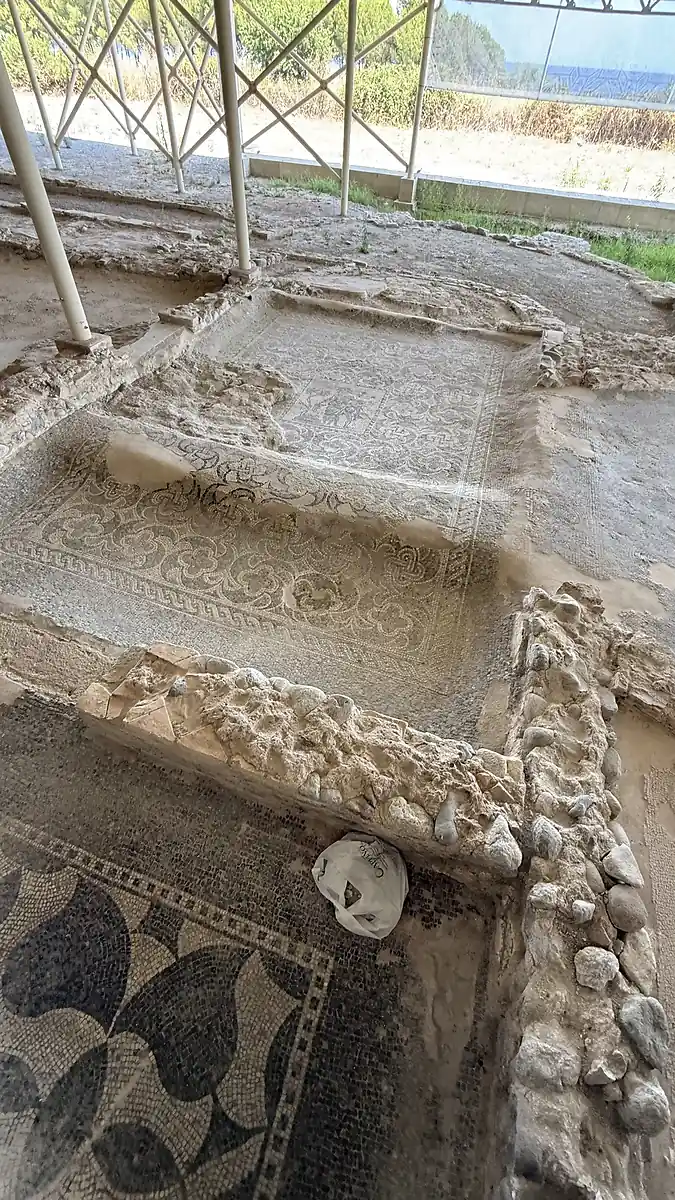 Freigelegte Mosaike in der archäologischen Fundstätte Casignana