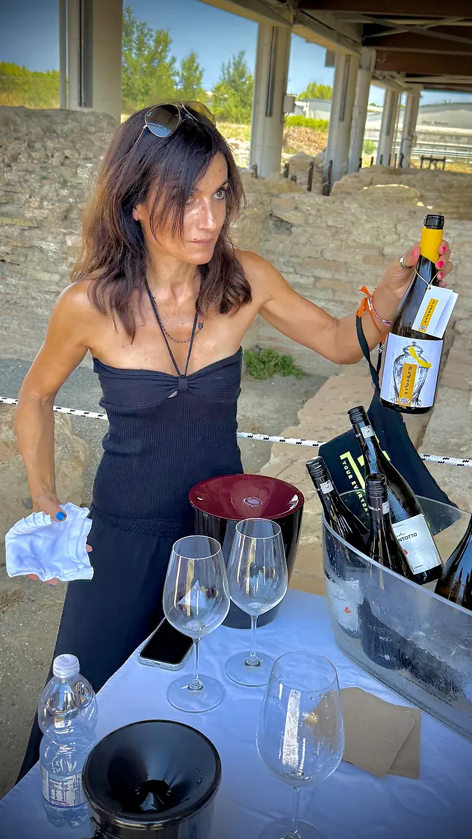 Weinpräsentation bei der Verkostung in Casignana