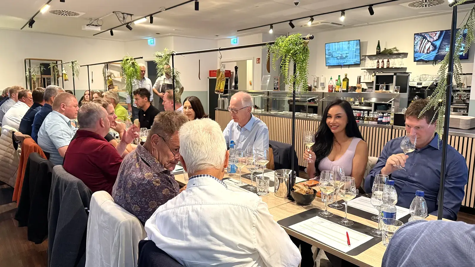 Teilnehmende bei der Burgunder-Weinprobe in Heilbronn