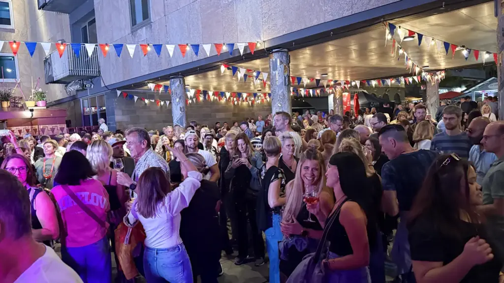 Besucherinnen und Besucher am Abend beim Heilbronner Weindorf
