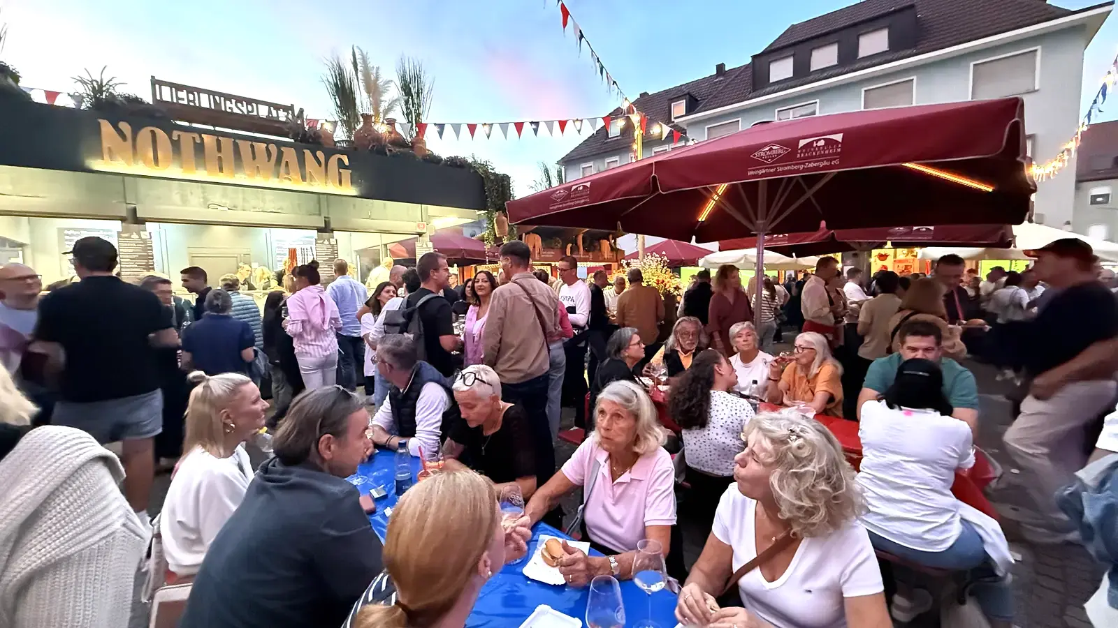 Voll besetzte Weindorfstände auf dem Heilbronner Marktplatz