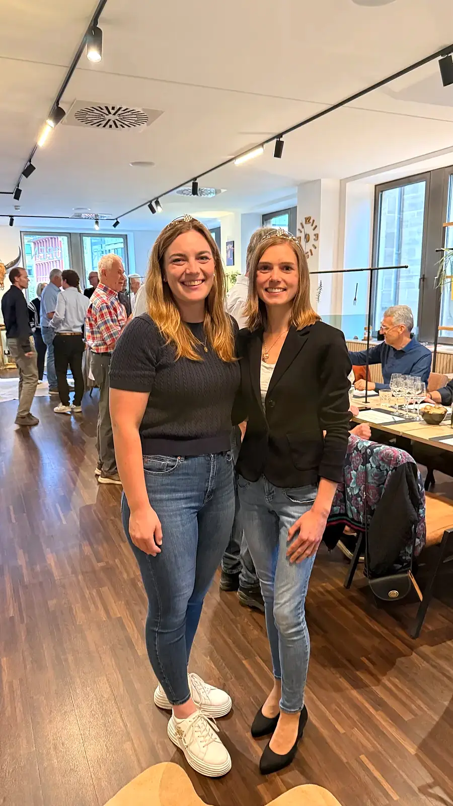 Die Württemberger Weinprinzessinnen Anna Maria Joos und Manuela Breitmayer bei der Burgunderprobe in Heilbronn