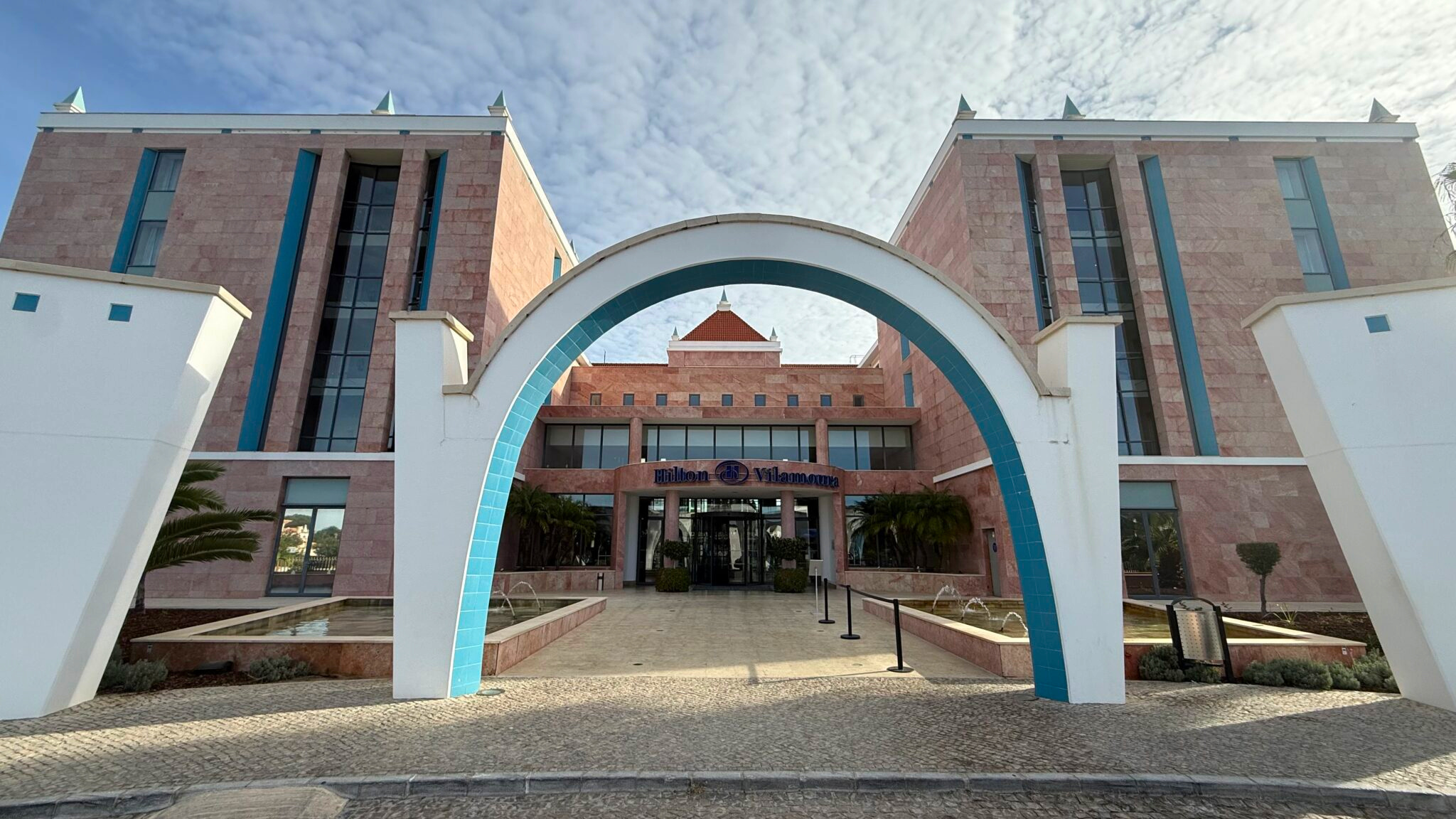 Eingang des Hilton Vilamoura mit großem Torbogen