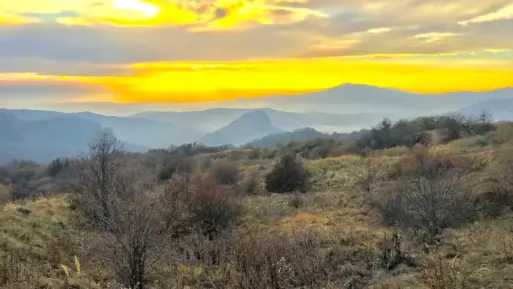 Sonnenuntergang über dem Gombori-Gebirge in Kakhetien, Georgien