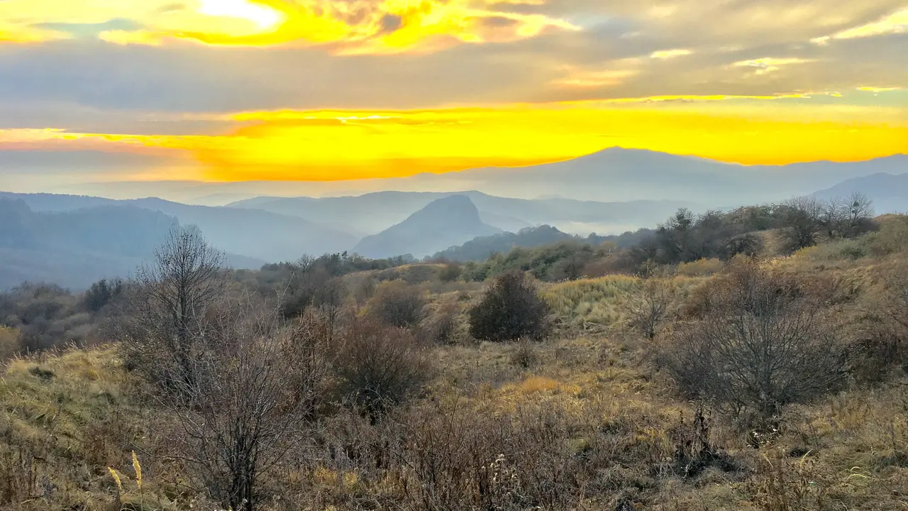 Sonnenuntergang über dem Gombori-Gebirge in Kakhetien, Georgien