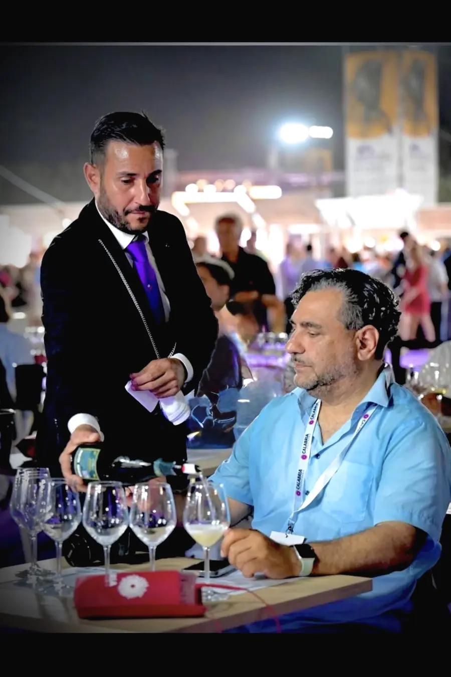 Batin Mumcu im Gespräch mit einem Sommelier bei Vinitaly and the City