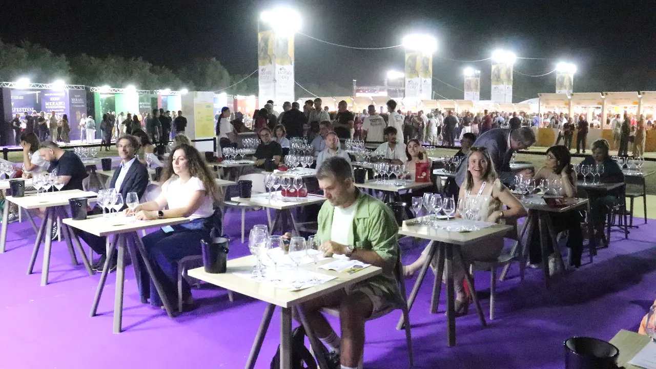 Open-Air-Verkostung bei Vinitaly and the City in Sibari