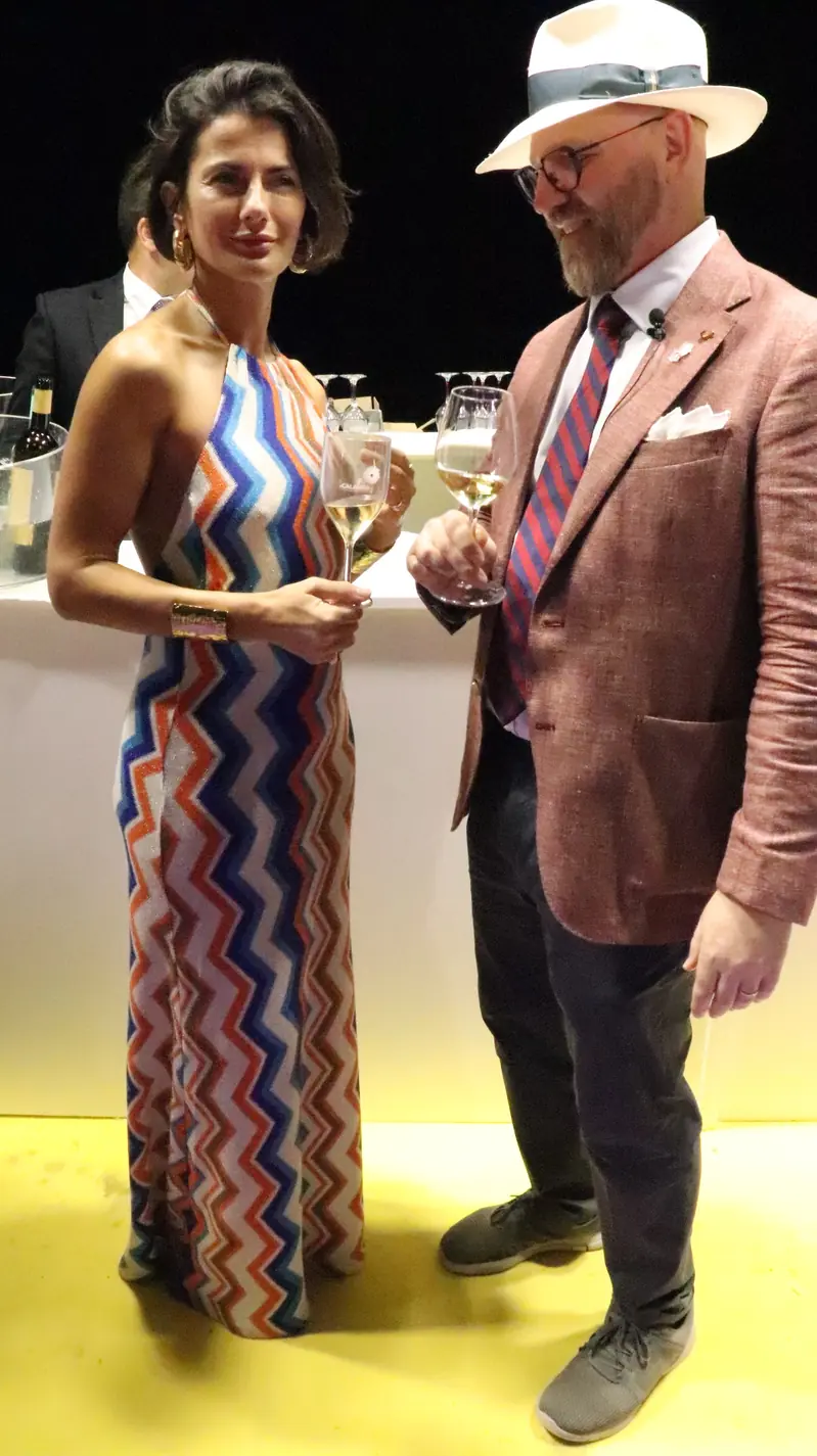 Gäste im Gespräch mit Weingläsern bei Vinitaly and the City Sibari