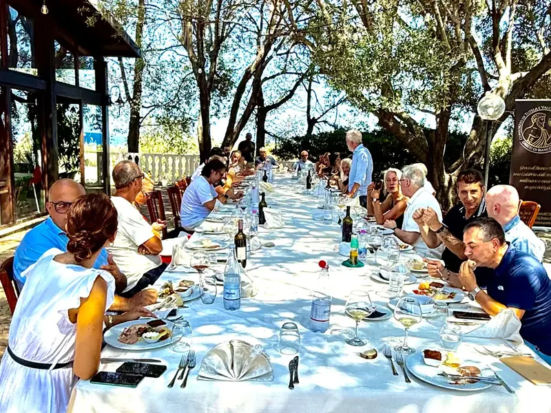 Gäste an einer langen Tafel bei Vinitaly and the City Sibari